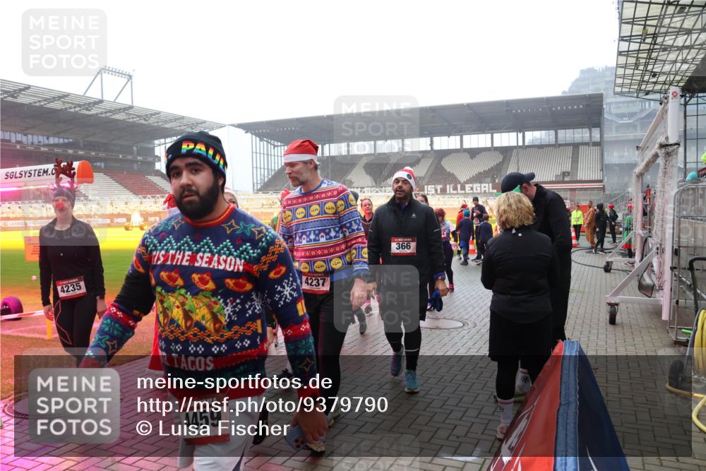 07.12.2025 - St. Pauli X-Mass-Run No. 15 Luisa Fischer http://msf.ph/oto/9379790 07.12.2025 10:07:39 Ziel 4235, 4237, 15, 4459, 366, 217, 256, 265, 272, 366, 421, 517, 657, 685, 716, 767, 792, 867, 972, 975, 1007, 1103, 1187, 1234, 1505, 1543, 1572, 1735, 1736, 2129, 2983, 3003, 3189, 3414, 3945, 4354, 4735, 4738 meine-sportfotos.de