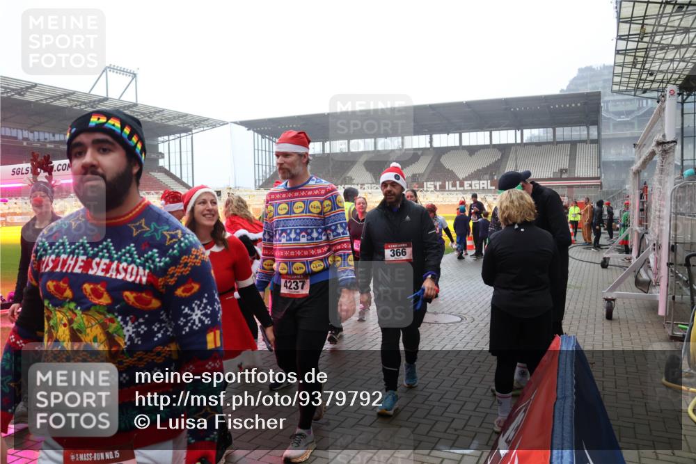 07.12.2025 - St. Pauli X-Mass-Run No. 15 Luisa Fischer http://msf.ph/oto/9379792 07.12.2025 10:07:39 Ziel 4237, 15, 366, 217, 256, 265, 272, 366, 421, 517, 657, 685, 716, 767, 792, 867, 972, 975, 1007, 1103, 1187, 1234, 1505, 1543, 1572, 1735, 1736, 2129, 2983, 3003, 3189, 3414, 3945, 4354, 4735, 4738 meine-sportfotos.de
