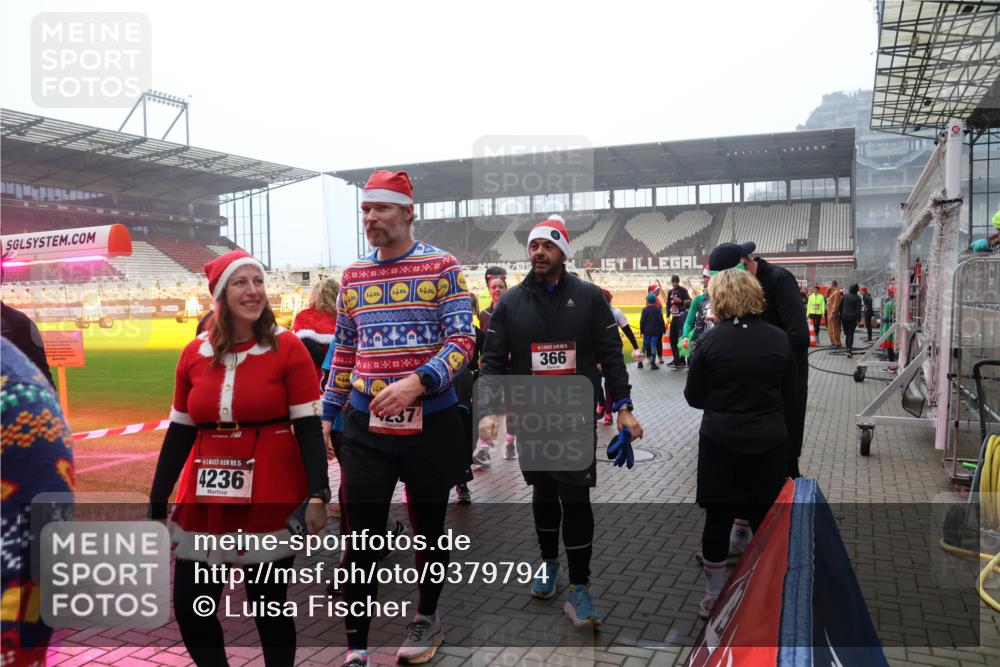 07.12.2025 - St. Pauli X-Mass-Run No. 15 Luisa Fischer http://msf.ph/oto/9379794 07.12.2025 10:07:40 Ziel 15, 4236, 37, 366, 217, 256, 265, 272, 366, 421, 517, 657, 685, 716, 767, 792, 867, 972, 975, 1007, 1103, 1187, 1234, 1505, 1543, 1572, 1735, 1736, 2129, 2983, 3003, 3189, 3414, 3945, 4354, 4735, 4738 meine-sportfotos.de