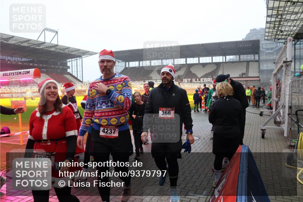 07.12.2025 - St. Pauli X-Mass-Run No. 15 Luisa Fischer http://msf.ph/oto/9379797 07.12.2025 10:07:40 Ziel 15, 4236, 38, 0008, 15, 4237, 15, 366, 217, 256, 265, 272, 366, 421, 517, 657, 685, 716, 767, 792, 867, 972, 975, 1007, 1103, 1187, 1234, 1505, 1543, 1572, 1735, 1736, 2129, 2983, 3003, 3189, 3414, 3945, 4354, 4735, 4738 meine-sportfotos.de