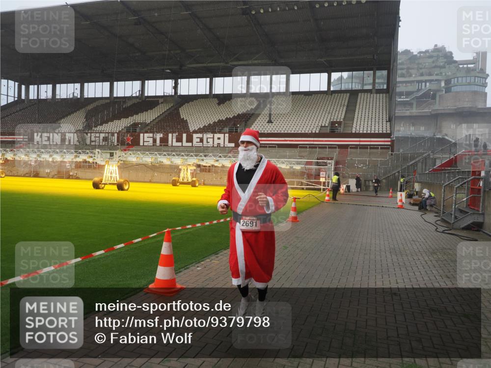 07.12.2025 - St. Pauli X-Mass-Run No. 15 Fabian Wolf http://msf.ph/oto/9379798 07.12.2025 10:08:12 Ziel 2691, 2692, 3627, 3628, 4231, 4623, 4624, 4626, 4734, 4737, 4740 meine-sportfotos.de