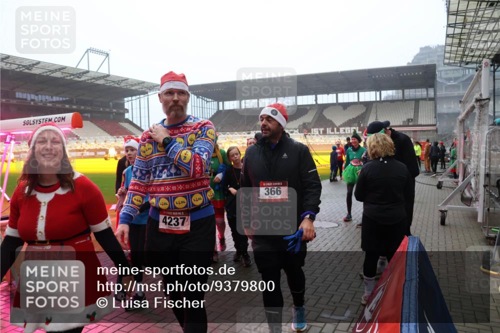07.12.2025 - St. Pauli X-Mass-Run No. 15 Luisa Fischer http://msf.ph/oto/9379800 07.12.2025 10:07:40 Ziel 15, 4236, 15, 4237, 15, 366, 1007, 217, 256, 265, 272, 366, 421, 517, 657, 685, 716, 767, 792, 867, 972, 975, 1007, 1103, 1187, 1234, 1505, 1543, 1572, 1735, 1736, 2129, 2983, 3003, 3189, 3414, 3945, 4354, 4735, 4738 meine-sportfotos.de