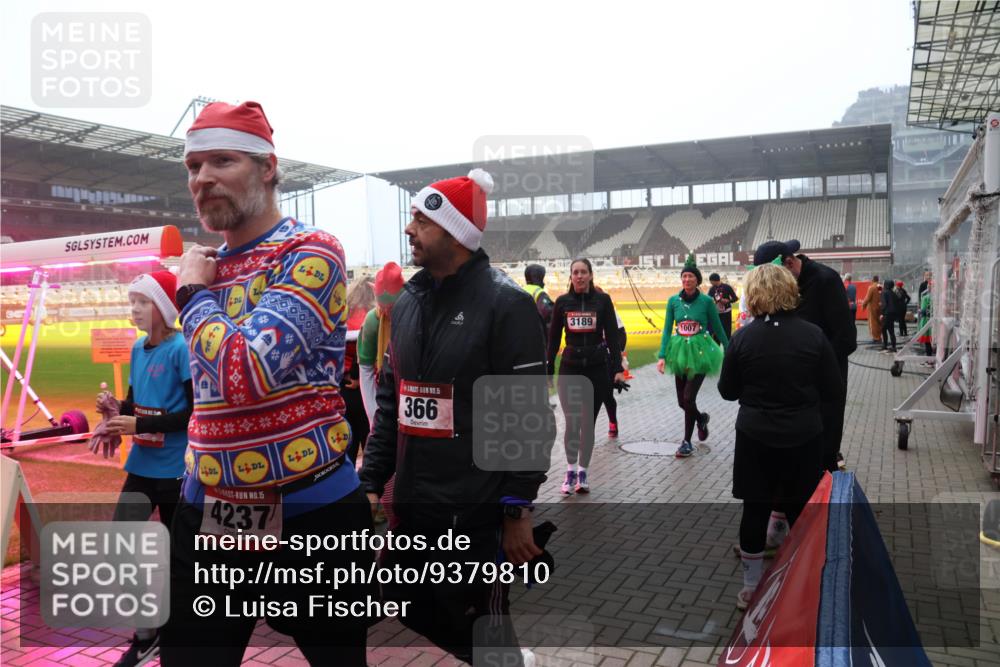 07.12.2025 - St. Pauli X-Mass-Run No. 15 Luisa Fischer http://msf.ph/oto/9379810 07.12.2025 10:07:41 Ziel 15, 4237, 366, 3189, 1007, 217, 256, 265, 272, 366, 421, 517, 657, 685, 716, 767, 792, 867, 972, 975, 1007, 1103, 1187, 1234, 1505, 1543, 1572, 1735, 1736, 2983, 3003, 3189, 3414, 3945, 4354, 4735, 4738 meine-sportfotos.de