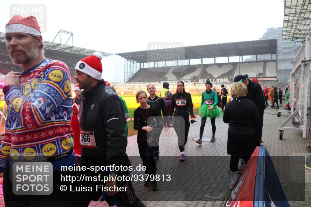 07.12.2025 - St. Pauli X-Mass-Run No. 15 Luisa Fischer http://msf.ph/oto/9379813 07.12.2025 10:07:41 Ziel 15, 4237, 366, 3189, 1007, 217, 256, 265, 272, 366, 421, 517, 657, 685, 716, 767, 792, 867, 972, 975, 1007, 1103, 1187, 1234, 1505, 1543, 1572, 1735, 1736, 2983, 3003, 3189, 3414, 3945, 4354, 4735, 4738 meine-sportfotos.de