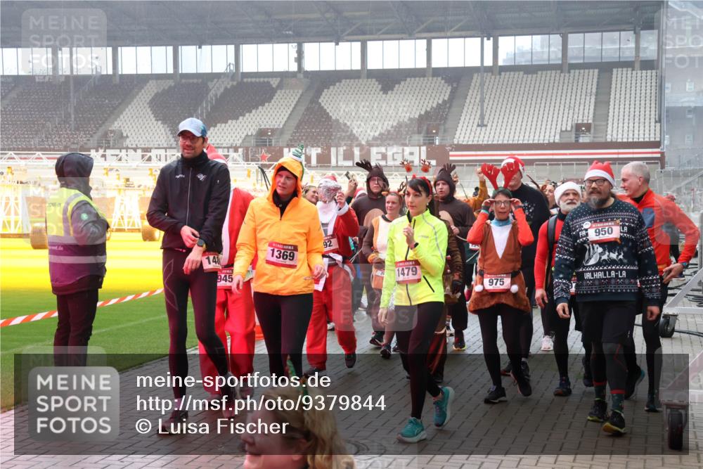 07.12.2025 - St. Pauli X-Mass-Run No. 15 Luisa Fischer http://msf.ph/oto/9379844 07.12.2025 10:07:59 Ziel 148, 945, 1369, 92, 950, 1479, 975, 256, 265, 272, 517, 657, 685, 716, 767, 1187, 1234, 1447, 1449, 1543, 1905, 2983, 3003, 3414, 3945 meine-sportfotos.de