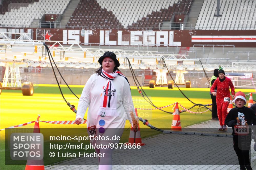 07.12.2025 - St. Pauli X-Mass-Run No. 15 Luisa Fischer http://msf.ph/oto/9379866 07.12.2025 10:36:49 Ziel 3476, 308, 5, 4599, 350, 511, 717, 833, 2948, 3089, 3382, 3476, 4200, 4591, 4597, 4599 meine-sportfotos.de