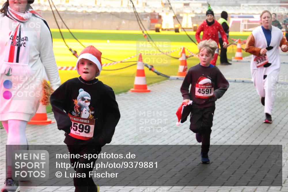 07.12.2025 - St. Pauli X-Mass-Run No. 15 Luisa Fischer http://msf.ph/oto/9379881 07.12.2025 10:36:51 Ziel 15, 599, 4591, 3382, 350, 511, 521, 717, 833, 2948, 3089, 3382, 3476, 4200, 4591, 4597, 4599 meine-sportfotos.de