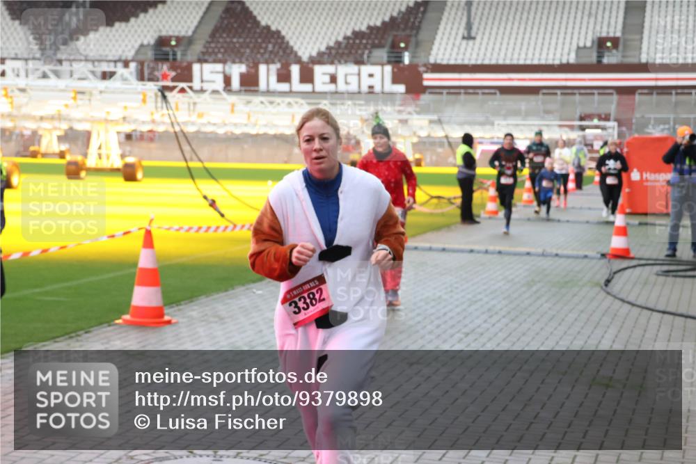 07.12.2025 - St. Pauli X-Mass-Run No. 15 Luisa Fischer http://msf.ph/oto/9379898 07.12.2025 10:36:53 Ziel 3382, 37, 511, 521, 665, 717, 833, 2948, 3089, 3382, 4200, 4591, 4597, 4599 meine-sportfotos.de