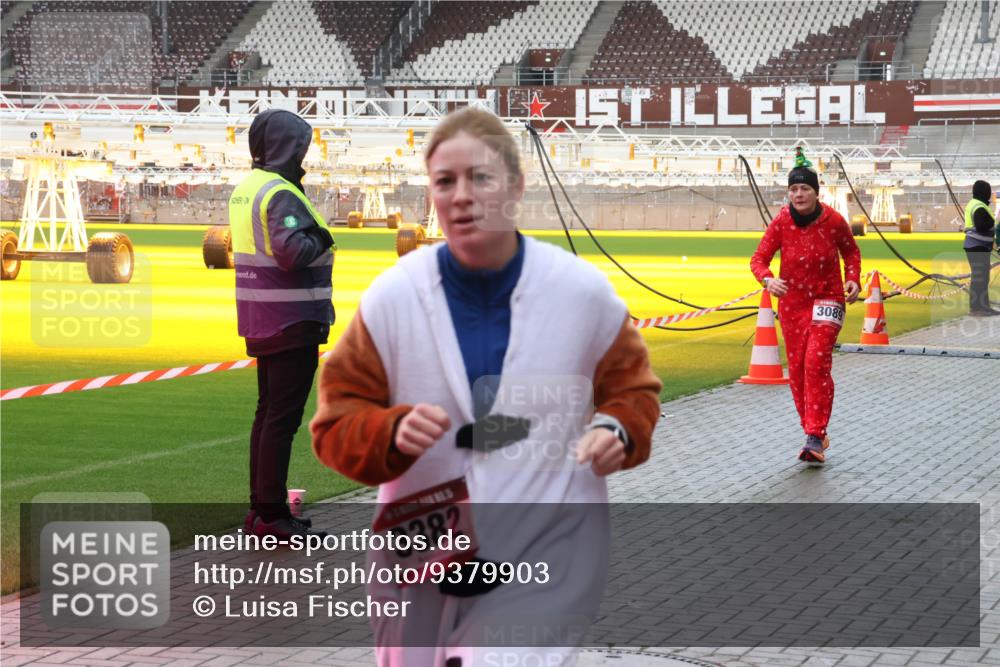 07.12.2025 - St. Pauli X-Mass-Run No. 15 Luisa Fischer http://msf.ph/oto/9379903 07.12.2025 10:36:54 Ziel 3382, 3089, 37, 511, 521, 665, 717, 833, 2948, 3089, 3382, 4200, 4591, 4597, 4599, 4691, 4693 meine-sportfotos.de