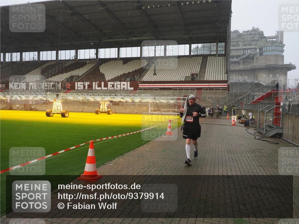 07.12.2025 - St. Pauli X-Mass-Run No. 15 Fabian Wolf http://msf.ph/oto/9379914 07.12.2025 10:08:26 Ziel 2650, 2746 meine-sportfotos.de