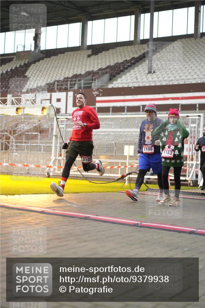 07.12.2025 - St. Pauli X-Mass-Run No. 15 Patografie http://msf.ph/oto/9379938 07.12.2025 10:15:13 Ziel 308, 431, 436, 438, 1180, 1183, 1885, 2666, 2667, 2668, 3103, 3741, 4494, 4536 meine-sportfotos.de
