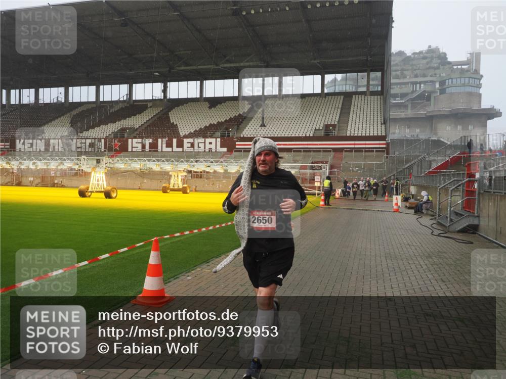 07.12.2025 - St. Pauli X-Mass-Run No. 15 Fabian Wolf http://msf.ph/oto/9379953 07.12.2025 10:08:27 Ziel 2650, 2746 meine-sportfotos.de