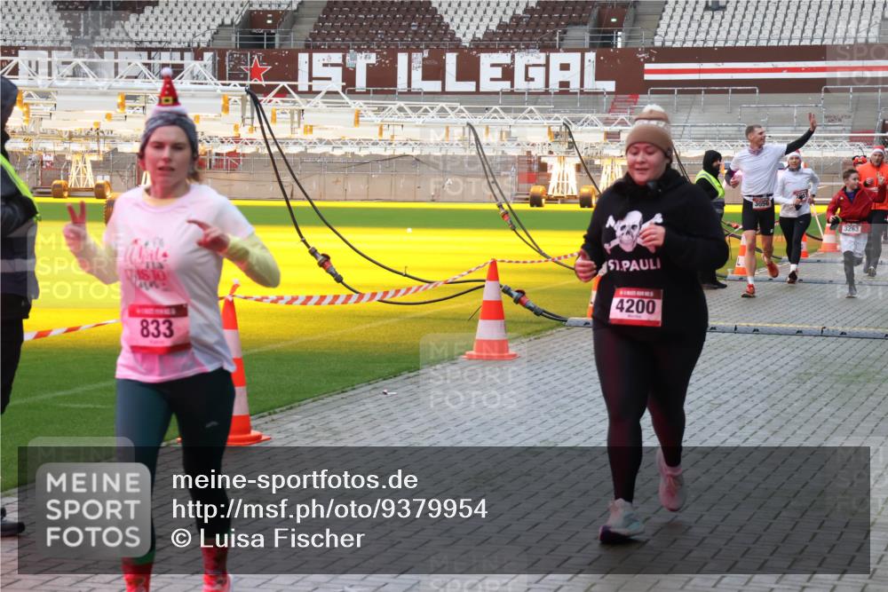 07.12.2025 - St. Pauli X-Mass-Run No. 15 Luisa Fischer http://msf.ph/oto/9379954 07.12.2025 10:37:04 Ziel 51, 4200, 833, 3056, 3263, 37, 511, 521, 665, 717, 833, 2615, 2948, 3056, 3089, 3263, 3382, 4200, 4591, 4597, 4599, 4690, 4691, 4693 meine-sportfotos.de