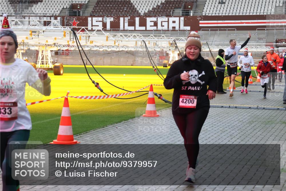 07.12.2025 - St. Pauli X-Mass-Run No. 15 Luisa Fischer http://msf.ph/oto/9379957 07.12.2025 10:37:05 Ziel 333, 4200, 3056, 261, 3263, 37, 511, 521, 665, 717, 833, 2615, 2948, 3056, 3089, 3263, 3382, 4200, 4591, 4597, 4599, 4690, 4691, 4693 meine-sportfotos.de