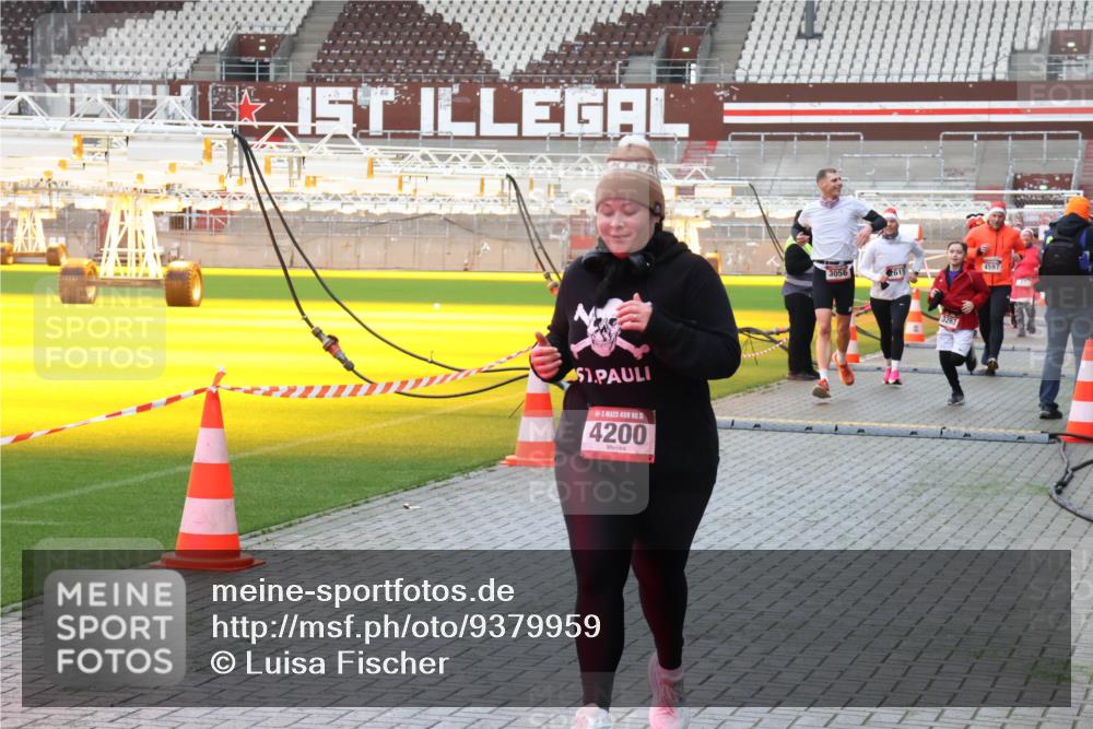 07.12.2025 - St. Pauli X-Mass-Run No. 15 Luisa Fischer http://msf.ph/oto/9379959 07.12.2025 10:37:05 Ziel 51, 5, 4200, 3056, 2615, 4597, 3263, 37, 511, 521, 665, 717, 833, 2615, 2948, 3056, 3089, 3263, 3382, 4200, 4591, 4597, 4599, 4690, 4691, 4693 meine-sportfotos.de