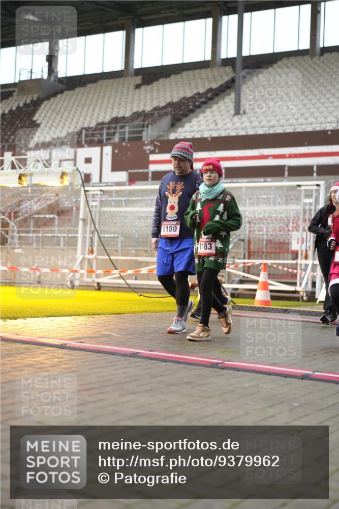 07.12.2025 - St. Pauli X-Mass-Run No. 15 Patografie http://msf.ph/oto/9379962 07.12.2025 10:15:14 Ziel 308, 431, 436, 438, 1180, 1183, 1885, 2666, 2667, 2668, 3103, 4494, 4536 meine-sportfotos.de