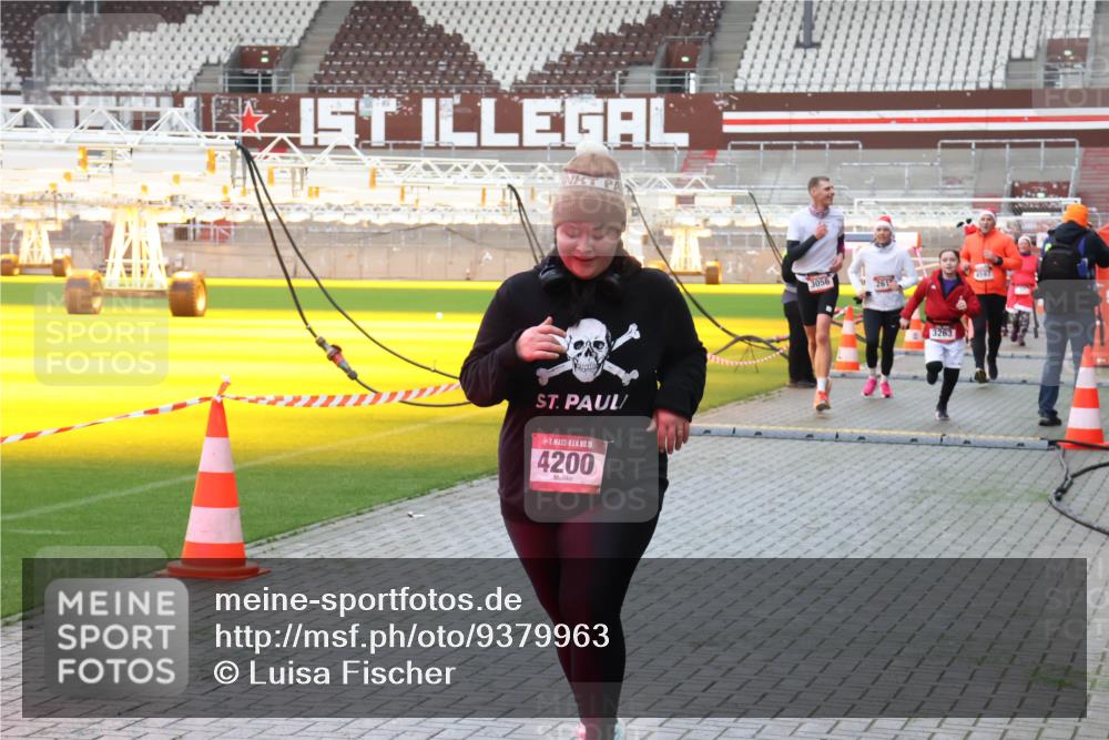07.12.2025 - St. Pauli X-Mass-Run No. 15 Luisa Fischer http://msf.ph/oto/9379963 07.12.2025 10:37:05 Ziel 15, 4200, 3056, 261, 4597, 3263, 37, 511, 521, 665, 717, 833, 2615, 2948, 3056, 3089, 3263, 3382, 4200, 4591, 4597, 4599, 4690, 4691, 4693 meine-sportfotos.de