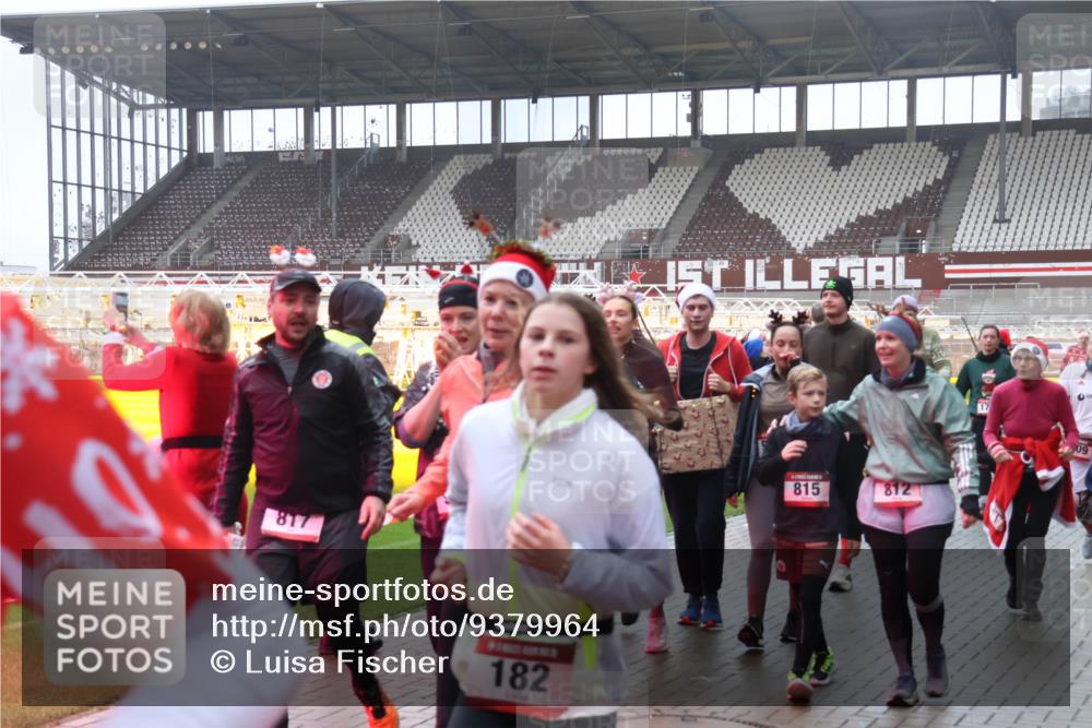 07.12.2025 - St. Pauli X-Mass-Run No. 15 Luisa Fischer http://msf.ph/oto/9379964 07.12.2025 11:12:02 Ziel 817, 182, 815, 812, 09, 171, 182, 190, 408, 411, 679, 689, 690, 694, 697, 698, 777, 787, 788, 812, 815, 817, 832, 841, 909, 1145, 1146, 1147, 1186, 1309, 1321, 1519, 1557, 1565, 1568, 1589, 1619, 1707, 1711, 1714, 1767, 1770, 2258, 2742, 4801, 4805, 4806, 4810, 4813, 5005, 5006 meine-sportfotos.de