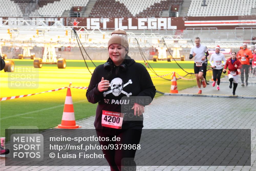 07.12.2025 - St. Pauli X-Mass-Run No. 15 Luisa Fischer http://msf.ph/oto/9379968 07.12.2025 10:37:06 Ziel 15, 4200, 3058, 37, 511, 521, 665, 717, 833, 2615, 2948, 3056, 3089, 3263, 3382, 4200, 4591, 4597, 4599, 4690, 4691, 4693 meine-sportfotos.de