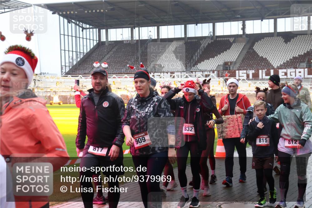 07.12.2025 - St. Pauli X-Mass-Run No. 15 Luisa Fischer http://msf.ph/oto/9379969 07.12.2025 11:12:03 Ziel 817, 15, 909, 832, 0, 815, 812, 171, 182, 190, 408, 411, 437, 679, 689, 690, 694, 777, 787, 788, 812, 815, 817, 832, 841, 909, 1145, 1146, 1147, 1186, 1309, 1321, 1557, 1565, 1568, 1589, 1619, 1707, 1711, 1714, 1767, 1770, 2258, 2742, 4801, 4805, 4806, 4810, 4813, 5005, 5006 meine-sportfotos.de