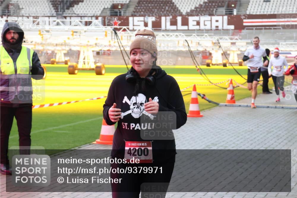 07.12.2025 - St. Pauli X-Mass-Run No. 15 Luisa Fischer http://msf.ph/oto/9379971 07.12.2025 10:37:06 Ziel 6709, 15, 4200, 37, 511, 521, 665, 717, 833, 2615, 2948, 3056, 3089, 3263, 3382, 4200, 4591, 4597, 4599, 4690, 4691, 4693 meine-sportfotos.de
