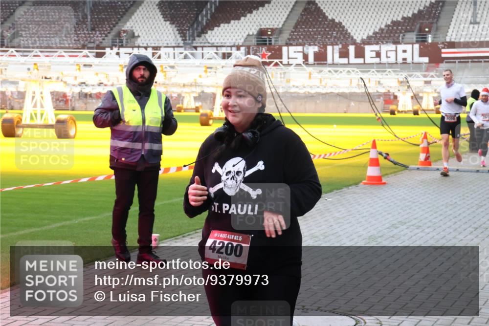 07.12.2025 - St. Pauli X-Mass-Run No. 15 Luisa Fischer http://msf.ph/oto/9379973 07.12.2025 10:37:07 Ziel 6709, 15, 4200, 37, 511, 521, 665, 717, 833, 2615, 2948, 3056, 3089, 3263, 3382, 4200, 4591, 4597, 4599, 4690, 4691, 4693 meine-sportfotos.de