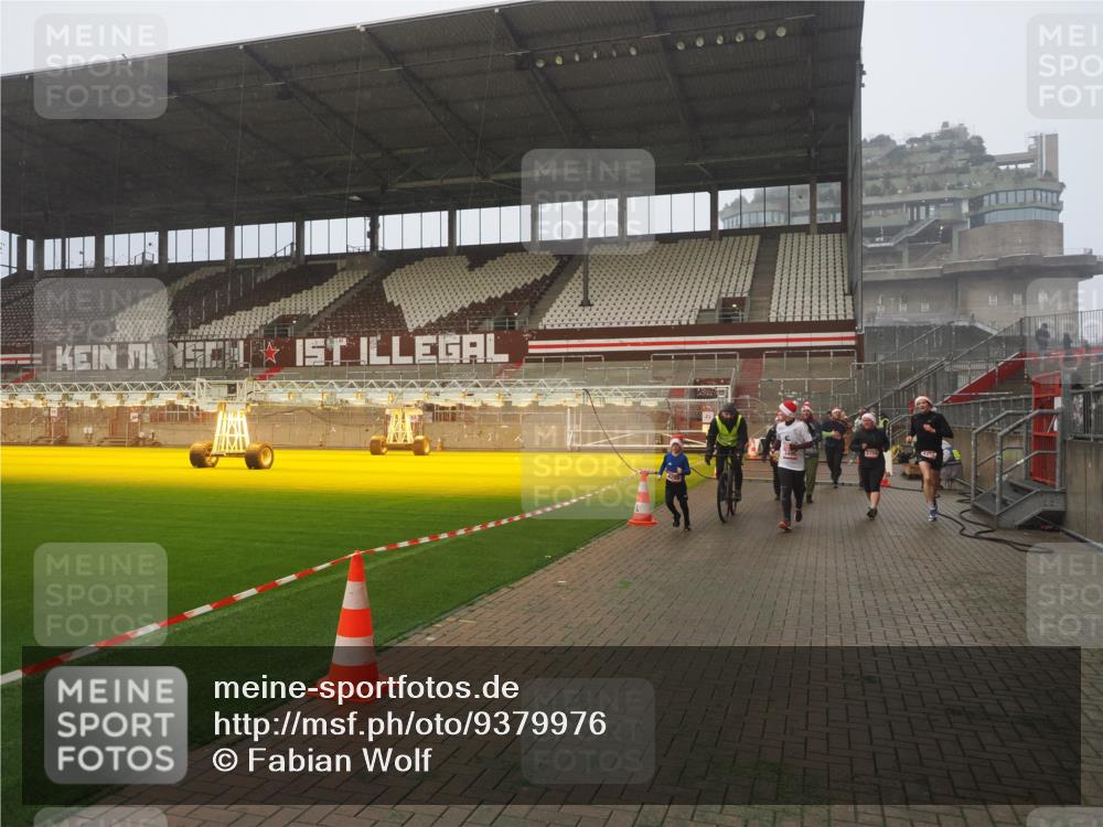 07.12.2025 - St. Pauli X-Mass-Run No. 15 Fabian Wolf http://msf.ph/oto/9379976 07.12.2025 10:08:36 Ziel 2247, 2248, 2650, 3495, 3759, 4205, 4232, 4234, 4451 meine-sportfotos.de