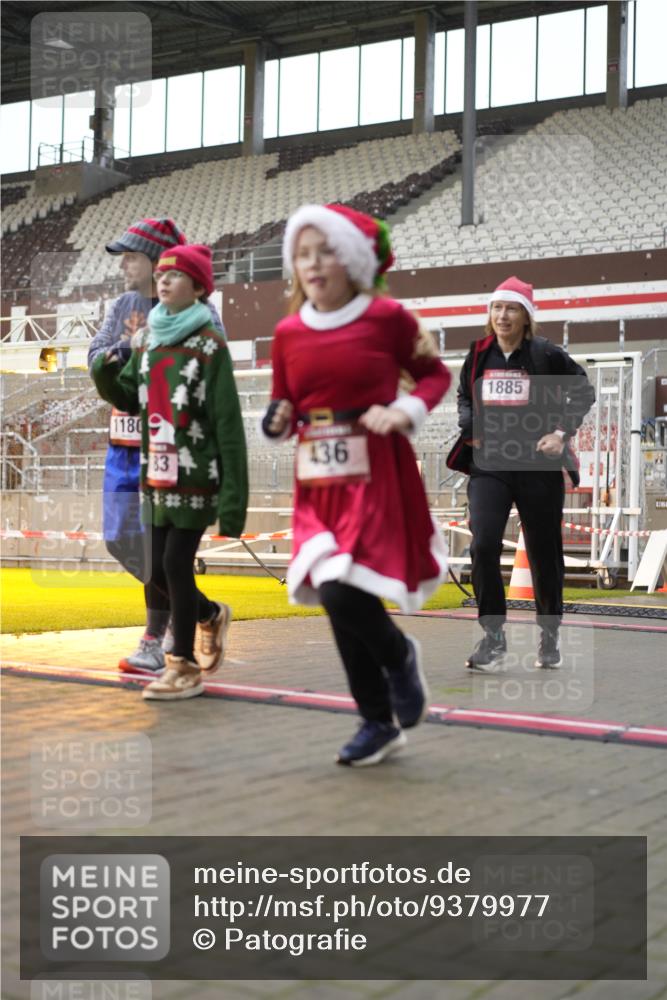 07.12.2025 - St. Pauli X-Mass-Run No. 15 Patografie http://msf.ph/oto/9379977 07.12.2025 10:15:15 Ziel 308, 431, 436, 438, 1180, 1183, 1885, 2666, 2667, 2668, 3103, 4494, 4536 meine-sportfotos.de
