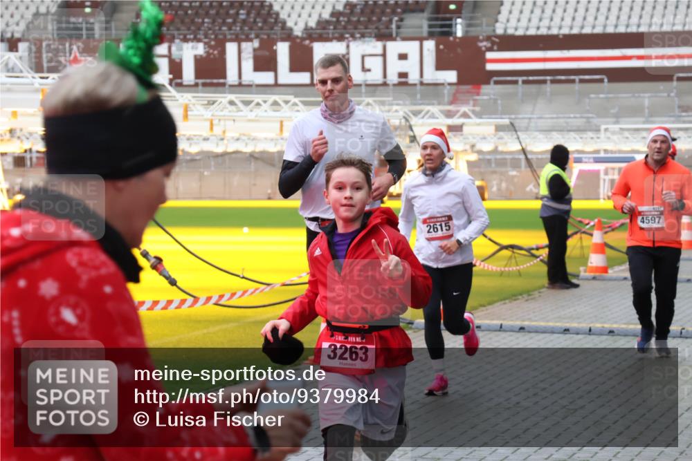 07.12.2025 - St. Pauli X-Mass-Run No. 15 Luisa Fischer http://msf.ph/oto/9379984 07.12.2025 10:37:09 Ziel 6, 3263, 2615, 4597, 37, 503, 511, 521, 665, 717, 833, 2349, 2351, 2615, 2948, 3056, 3089, 3263, 3382, 4200, 4591, 4597, 4599, 4690, 4691, 4693 meine-sportfotos.de