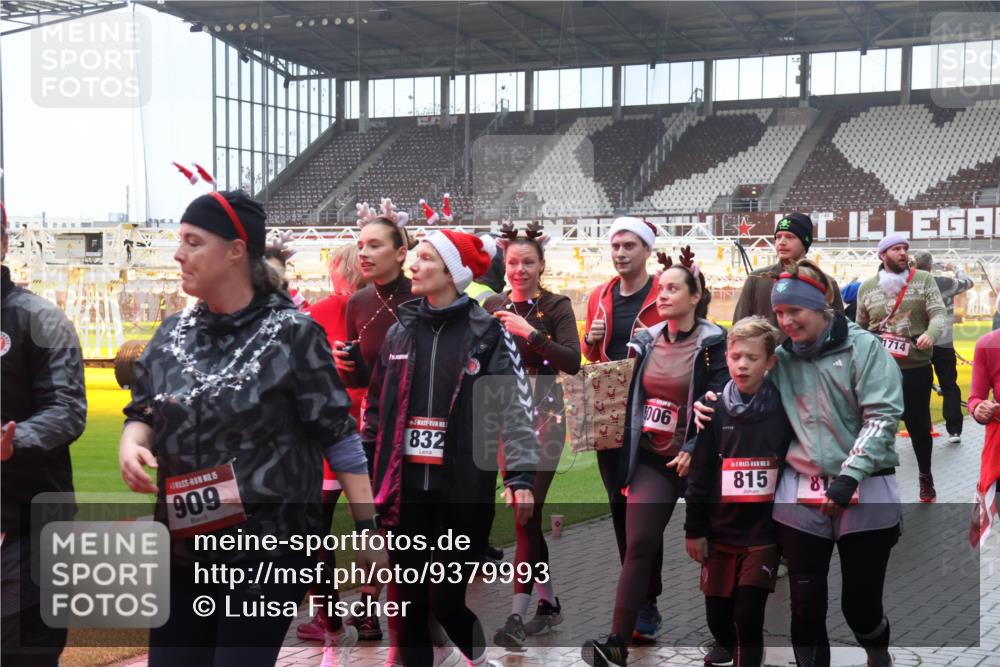 07.12.2025 - St. Pauli X-Mass-Run No. 15 Luisa Fischer http://msf.ph/oto/9379993 07.12.2025 11:12:04 Ziel 15, 909, 832, 006, 5, 815, 1714, 171, 182, 190, 408, 411, 437, 679, 689, 690, 694, 777, 787, 788, 812, 815, 817, 832, 841, 909, 1145, 1146, 1147, 1186, 1309, 1321, 1557, 1565, 1568, 1589, 1619, 1707, 1711, 1714, 1767, 1770, 2742, 4801, 4805, 4806, 4810, 4813, 5005, 5006 meine-sportfotos.de