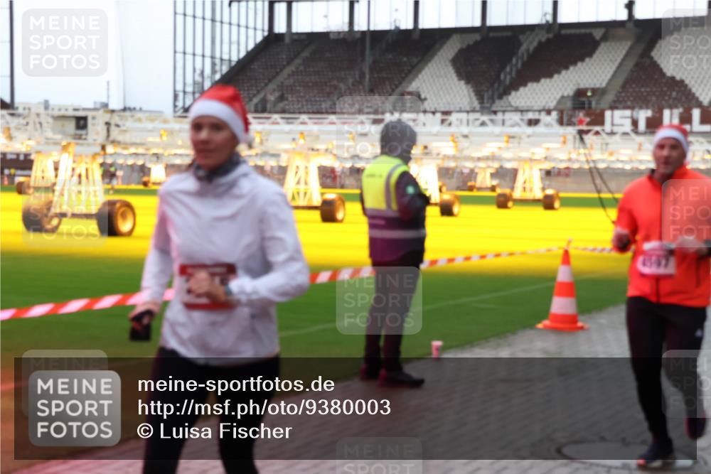 07.12.2025 - St. Pauli X-Mass-Run No. 15 Luisa Fischer http://msf.ph/oto/9380003 07.12.2025 10:37:13 Ziel 4647, 37, 503, 511, 521, 665, 717, 833, 2349, 2351, 2615, 2948, 3056, 3089, 3090, 3263, 3382, 4200, 4591, 4597, 4599, 4690, 4691, 4693 meine-sportfotos.de