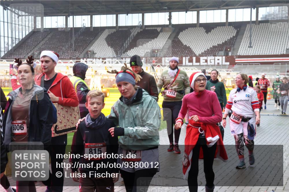 07.12.2025 - St. Pauli X-Mass-Run No. 15 Luisa Fischer http://msf.ph/oto/9380012 07.12.2025 11:12:05 Ziel 55, 5006, 15, 815, 872, 1714, 1309, 171, 182, 190, 408, 411, 437, 679, 689, 690, 694, 777, 787, 788, 812, 815, 817, 832, 841, 909, 1145, 1146, 1147, 1186, 1309, 1321, 1557, 1565, 1568, 1589, 1619, 1707, 1711, 1714, 1767, 1770, 2742, 4801, 4805, 4806, 4810, 4813, 5005, 5006 meine-sportfotos.de