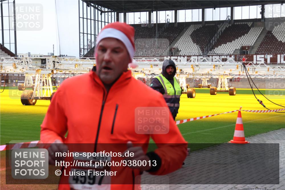 07.12.2025 - St. Pauli X-Mass-Run No. 15 Luisa Fischer http://msf.ph/oto/9380013 07.12.2025 10:37:15 Ziel 4597, 4597, 37, 503, 511, 521, 665, 717, 833, 2349, 2351, 2615, 2948, 3056, 3089, 3090, 3263, 3382, 4200, 4591, 4597, 4599, 4690, 4691, 4693 meine-sportfotos.de