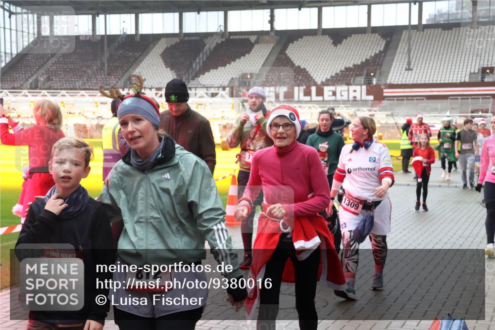 07.12.2025 - St. Pauli X-Mass-Run No. 15 Luisa Fischer http://msf.ph/oto/9380016 07.12.2025 11:12:06 Ziel 15, 815, 812, 1309, 171, 182, 190, 408, 411, 437, 679, 689, 690, 694, 777, 787, 788, 812, 815, 817, 832, 841, 909, 1145, 1146, 1147, 1186, 1309, 1321, 1557, 1565, 1568, 1589, 1619, 1707, 1711, 1714, 1767, 1770, 2742, 4801, 4805, 4806, 4810, 4813, 5005, 5006 meine-sportfotos.de