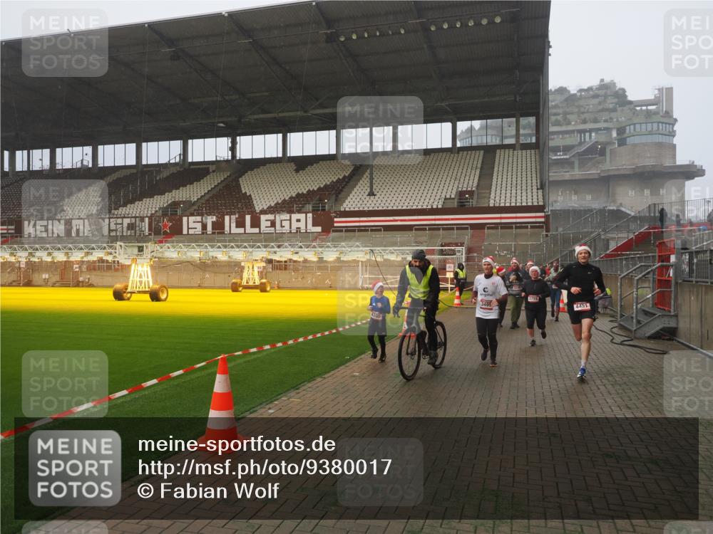 07.12.2025 - St. Pauli X-Mass-Run No. 15 Fabian Wolf http://msf.ph/oto/9380017 07.12.2025 10:08:37 Ziel 2247, 2248, 2650, 3212, 3495, 3671, 3759, 4205, 4232, 4234, 4451 meine-sportfotos.de