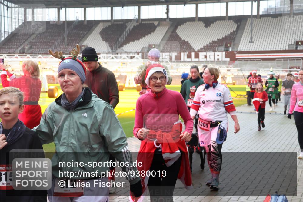 07.12.2025 - St. Pauli X-Mass-Run No. 15 Luisa Fischer http://msf.ph/oto/9380019 07.12.2025 11:12:06 Ziel 15, 315, 812, 1, 1309, 22, 171, 182, 190, 408, 411, 437, 679, 689, 690, 694, 777, 787, 788, 812, 815, 817, 832, 841, 909, 1145, 1146, 1147, 1186, 1309, 1321, 1557, 1565, 1568, 1589, 1619, 1707, 1711, 1714, 1767, 1770, 2742, 4801, 4805, 4806, 4810, 4813, 5005, 5006 meine-sportfotos.de