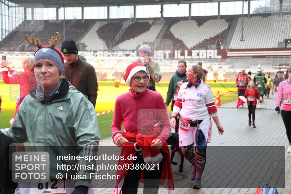07.12.2025 - St. Pauli X-Mass-Run No. 15 Luisa Fischer http://msf.ph/oto/9380021 07.12.2025 11:12:07 Ziel 812, 1, 309, 1776, 225, 171, 182, 190, 408, 411, 437, 679, 689, 690, 694, 777, 787, 788, 812, 815, 817, 832, 841, 909, 1145, 1146, 1147, 1186, 1309, 1321, 1557, 1565, 1568, 1589, 1619, 1707, 1711, 1714, 1767, 1770, 4801, 4805, 4806, 4810, 4813, 5005, 5006 meine-sportfotos.de