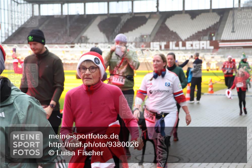 07.12.2025 - St. Pauli X-Mass-Run No. 15 Luisa Fischer http://msf.ph/oto/9380026 07.12.2025 11:12:07 Ziel 1714, 309, 171, 182, 190, 408, 411, 437, 679, 689, 690, 694, 777, 787, 788, 812, 815, 817, 832, 841, 909, 1145, 1146, 1147, 1186, 1309, 1321, 1557, 1565, 1568, 1589, 1619, 1707, 1711, 1714, 1767, 1770, 4801, 4805, 4806, 4810, 4813, 5005, 5006 meine-sportfotos.de