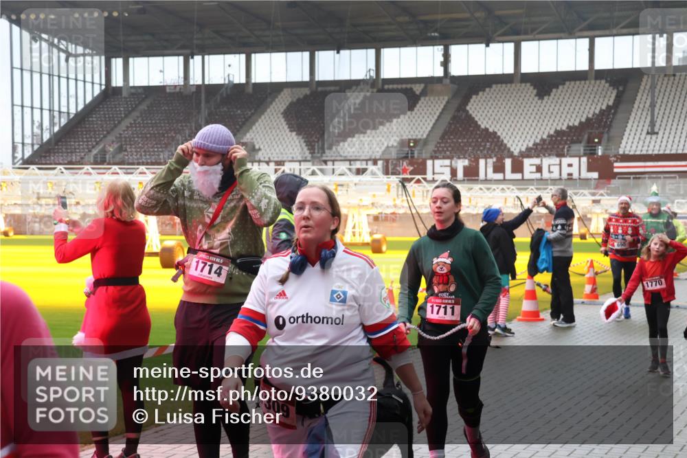 07.12.2025 - St. Pauli X-Mass-Run No. 15 Luisa Fischer http://msf.ph/oto/9380032 07.12.2025 11:12:08 Ziel 15, 1714, 1711, 15, 309, 1770, 171, 182, 190, 408, 411, 437, 679, 689, 690, 694, 695, 777, 787, 788, 812, 815, 817, 832, 841, 909, 1145, 1146, 1147, 1186, 1309, 1321, 1557, 1565, 1568, 1589, 1619, 1711, 1714, 1767, 1770, 4801, 4805, 4806, 4810, 4813, 5005, 5006 meine-sportfotos.de
