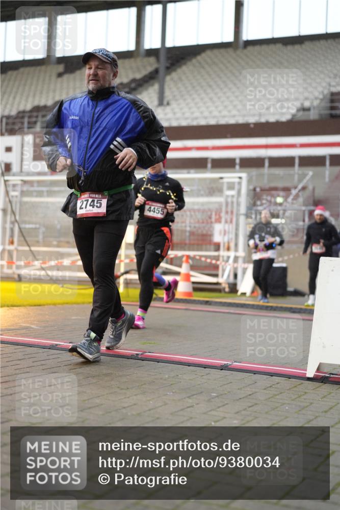 07.12.2025 - St. Pauli X-Mass-Run No. 15 Patografie http://msf.ph/oto/9380034 07.12.2025 10:15:31 Ziel 2641, 2645, 2652, 2658, 2659, 2745, 3053, 4455, 4494 meine-sportfotos.de