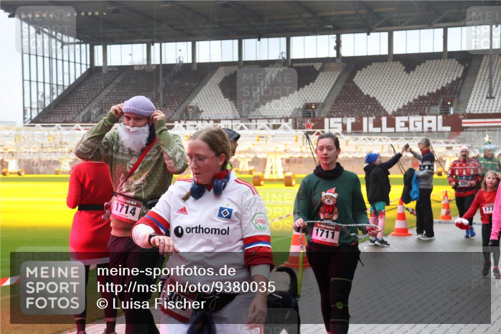 07.12.2025 - St. Pauli X-Mass-Run No. 15 Luisa Fischer http://msf.ph/oto/9380035 07.12.2025 11:12:09 Ziel 15, 1714, 15, 1309, 1711, 177, 171, 182, 190, 408, 411, 437, 679, 689, 690, 694, 695, 777, 787, 788, 812, 815, 832, 841, 909, 1145, 1146, 1147, 1186, 1309, 1321, 1589, 1619, 1711, 1714, 1767, 1770, 4801, 4805, 4806, 4810, 4813, 5005, 5006 meine-sportfotos.de