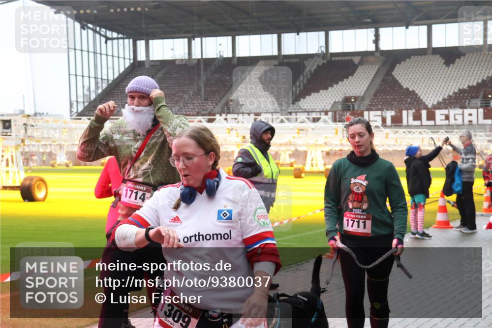 07.12.2025 - St. Pauli X-Mass-Run No. 15 Luisa Fischer http://msf.ph/oto/9380037 07.12.2025 11:12:09 Ziel 15, 1714, 1711, 15, 1309, 171, 182, 190, 408, 411, 437, 679, 689, 690, 694, 695, 777, 787, 788, 812, 815, 832, 841, 909, 1145, 1146, 1147, 1186, 1309, 1321, 1589, 1619, 1711, 1714, 1767, 1770, 4801, 4805, 4806, 4810, 4813, 5005, 5006 meine-sportfotos.de