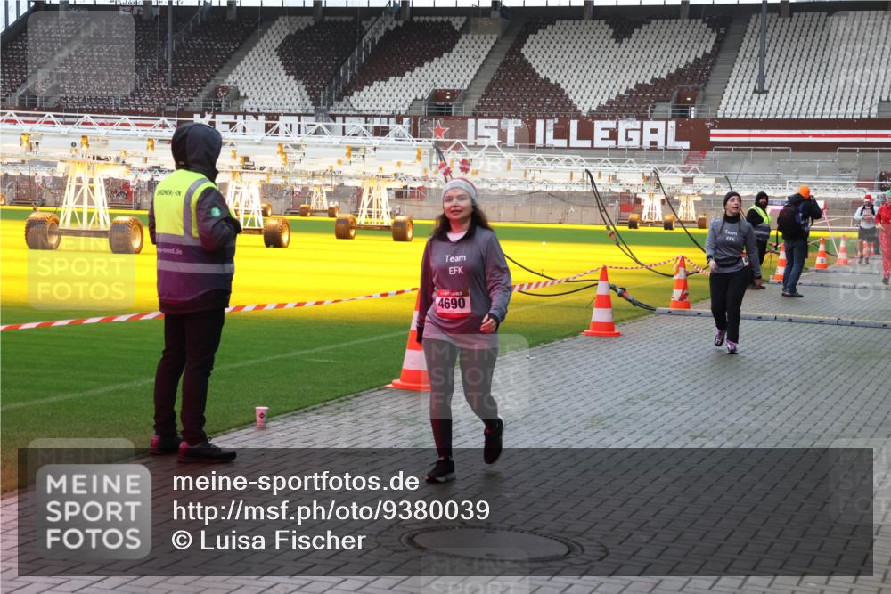 07.12.2025 - St. Pauli X-Mass-Run No. 15 Luisa Fischer http://msf.ph/oto/9380039 07.12.2025 10:37:29 Ziel 4690, 37, 503, 511, 521, 665, 717, 833, 2349, 2351, 2615, 3056, 3090, 3263, 3382, 4597, 4690, 4691, 4693, 4761 meine-sportfotos.de