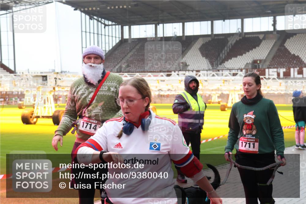 07.12.2025 - St. Pauli X-Mass-Run No. 15 Luisa Fischer http://msf.ph/oto/9380040 07.12.2025 11:12:09 Ziel 15, 1714, 15, 1711, 171, 182, 190, 408, 411, 437, 679, 689, 690, 694, 695, 777, 787, 788, 812, 815, 832, 841, 909, 1145, 1146, 1147, 1186, 1309, 1321, 1589, 1619, 1711, 1714, 1767, 1770, 4801, 4805, 4806, 4810, 4813, 5005, 5006 meine-sportfotos.de