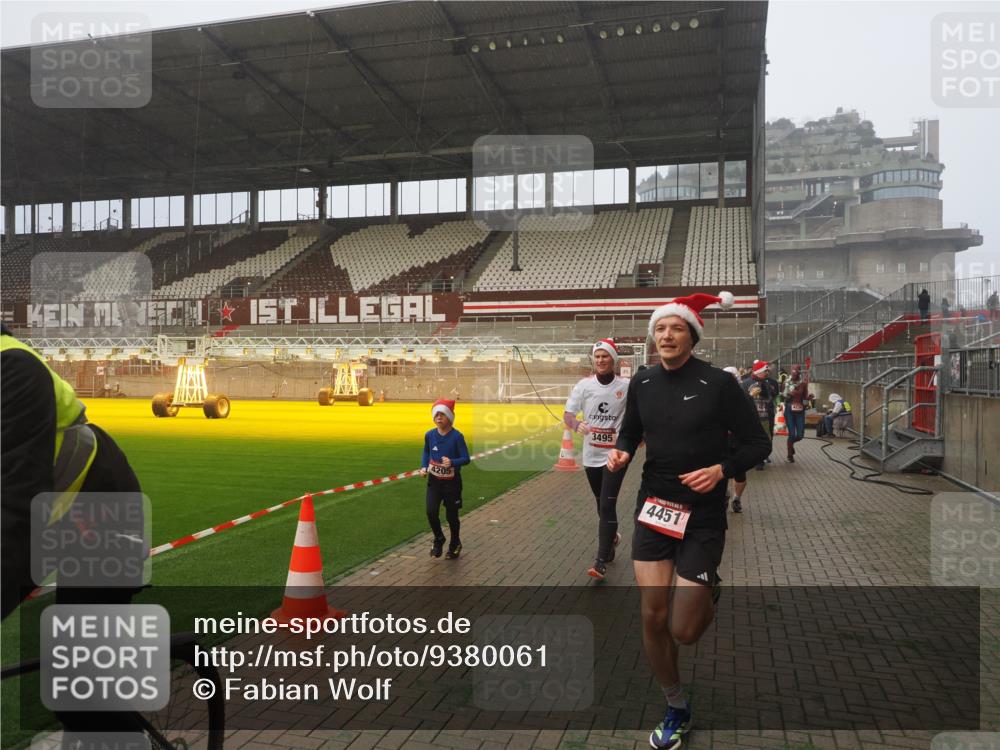 07.12.2025 - St. Pauli X-Mass-Run No. 15 Fabian Wolf http://msf.ph/oto/9380061 07.12.2025 10:08:38 Ziel 707, 2247, 2248, 2650, 3212, 3495, 3671, 3759, 4205, 4232, 4234, 4451 meine-sportfotos.de