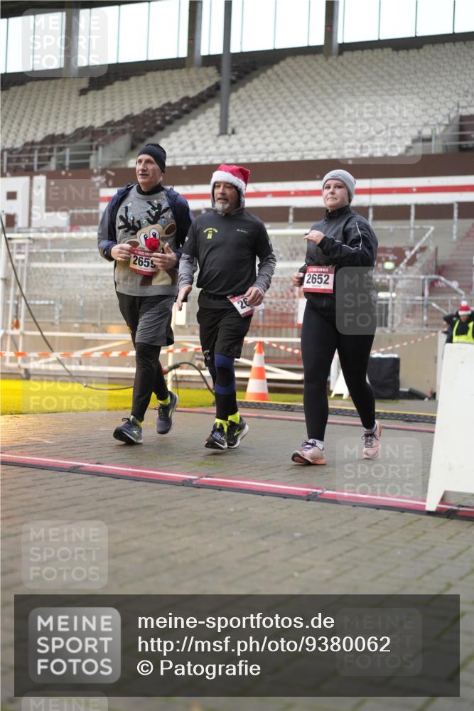 07.12.2025 - St. Pauli X-Mass-Run No. 15 Patografie http://msf.ph/oto/9380062 07.12.2025 10:15:36 Ziel 2641, 2645, 2652, 2658, 2659, 2745, 3053, 4455 meine-sportfotos.de