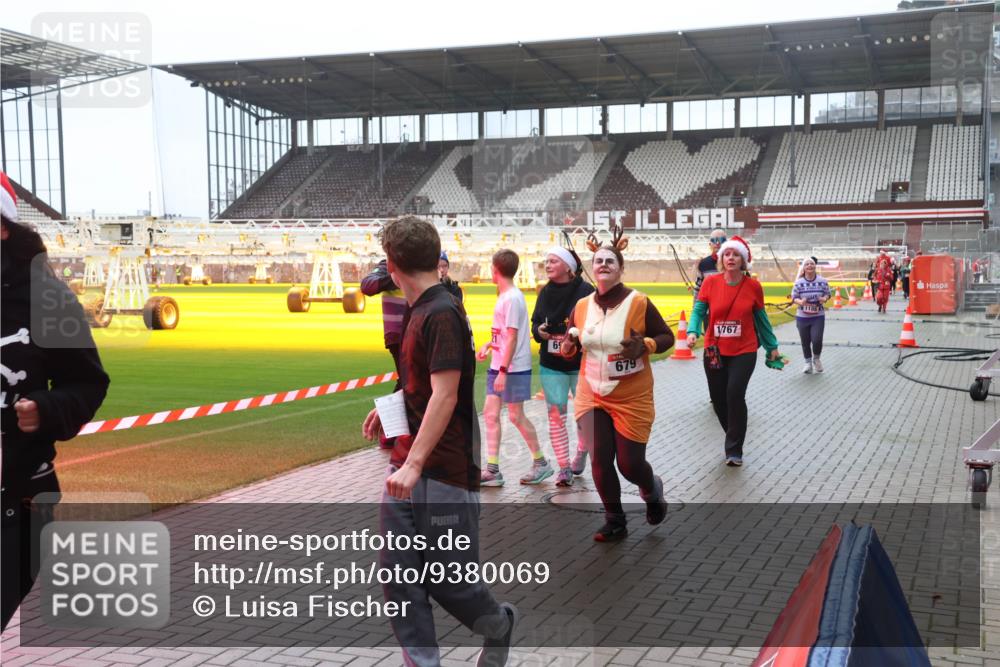 07.12.2025 - St. Pauli X-Mass-Run No. 15 Luisa Fischer http://msf.ph/oto/9380069 07.12.2025 11:12:20 Ziel 69, 679, 1767, 1186, 76, 79, 388, 408, 416, 437, 679, 689, 690, 694, 695, 819, 1186, 1246, 1278, 1309, 1321, 1589, 1711, 1714, 1767 meine-sportfotos.de