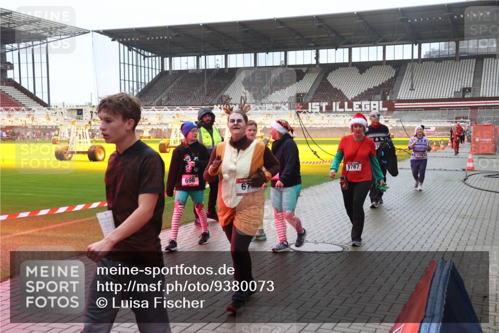07.12.2025 - St. Pauli X-Mass-Run No. 15 Luisa Fischer http://msf.ph/oto/9380073 07.12.2025 11:12:21 Ziel 698, 675, 1767, 1186, 76, 79, 388, 408, 416, 437, 679, 689, 690, 694, 695, 819, 1186, 1246, 1278, 1309, 1321, 1589, 1711, 1714, 1767 meine-sportfotos.de