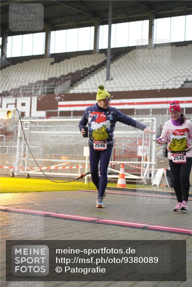 07.12.2025 - St. Pauli X-Mass-Run No. 15 Patografie http://msf.ph/oto/9380089 07.12.2025 10:15:52 Ziel 2545, 2546 meine-sportfotos.de