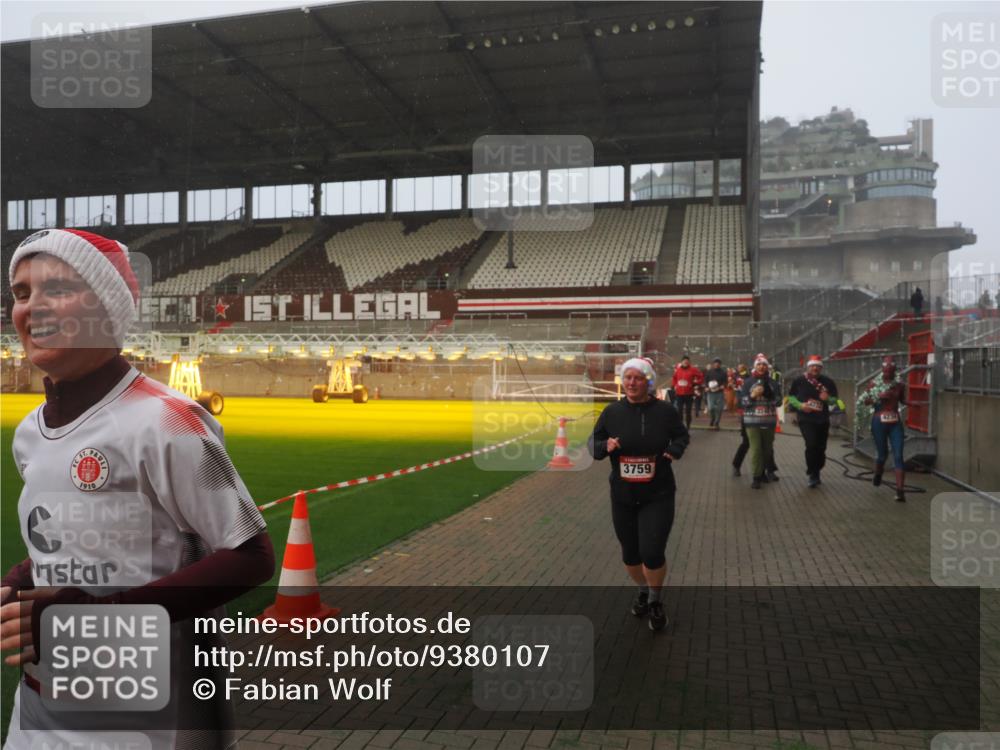 07.12.2025 - St. Pauli X-Mass-Run No. 15 Fabian Wolf http://msf.ph/oto/9380107 07.12.2025 10:08:40 Ziel 707, 947, 1002, 1031, 2247, 2248, 3212, 3332, 3335, 3495, 3671, 3759, 4205, 4232, 4234, 4451 meine-sportfotos.de